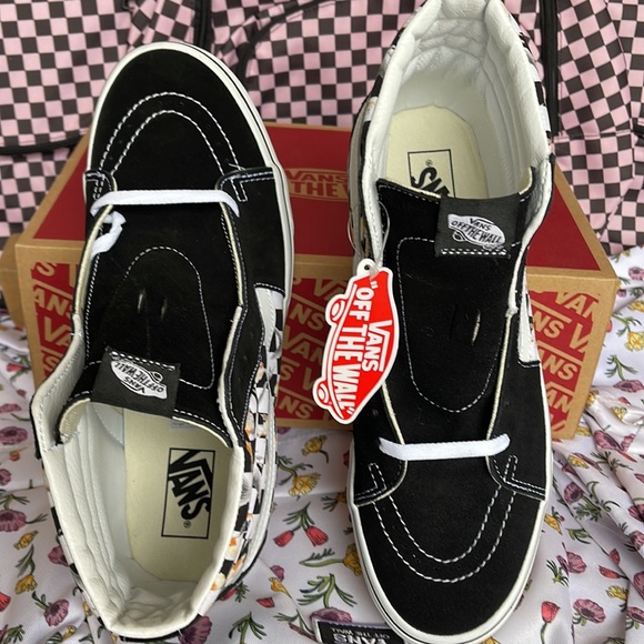 Vans Men’s Sk8-Hi
Checkerboard Koi/Black
VN0A7Q5NVG3
Sneakers - Picture 13 of 16